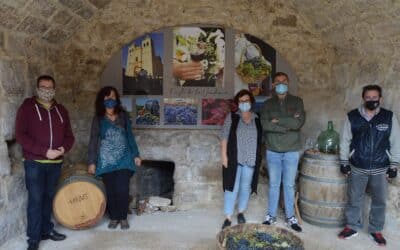 Los arcos de la Catedral del Vino acogen la exposición sobre la Historia, vinos y Bodegas de Cigales