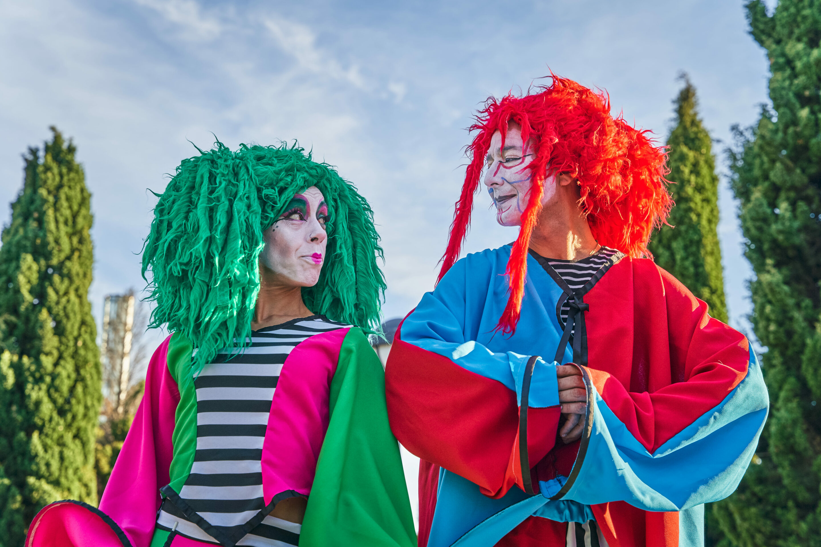happy-clowns-in-multicolored-costumes-looking-at-e-2024-12-05-18-46-58-utc (1) desfile de carnaval cigales